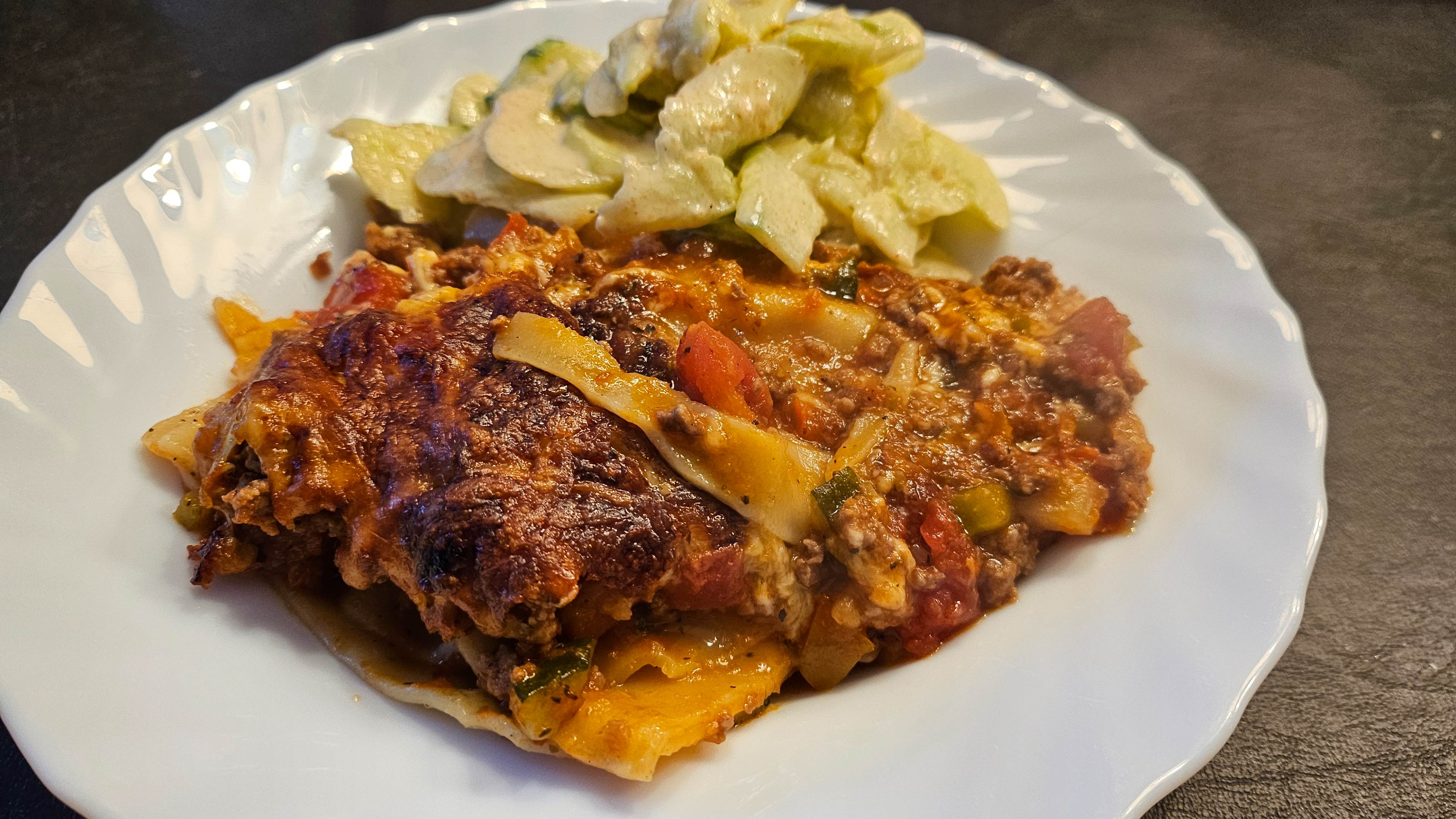 Lasagne met komkommersalade